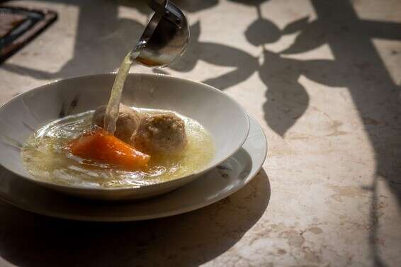 כופתאות נפלאות. הקניידלך במרק העוף הצח // צילום: אריק סולטן